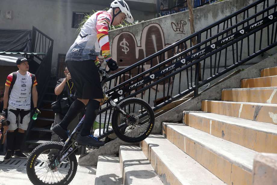 El deportista extremo colombiano Javier Zapata, cinco veces Récord Guinness de Biketrial, realiza el "Reto escaleras Comuna 13" de subir 223 escalones de la Comuna 13 este sábado, en Medellín (Colombia). 
