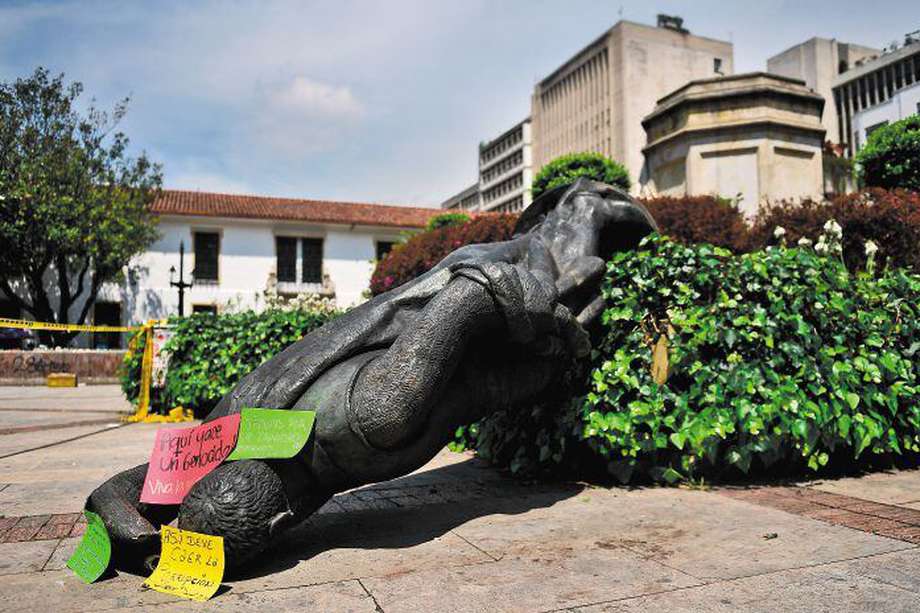 Estatua Gonzalo Jimenez de Quesada Derrumbada Por el Pueblo MISAKS