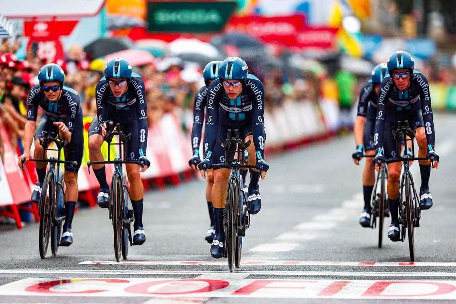 El Team DSM en la línea de meta de la primera etapa de la Vuelta a España 2023.