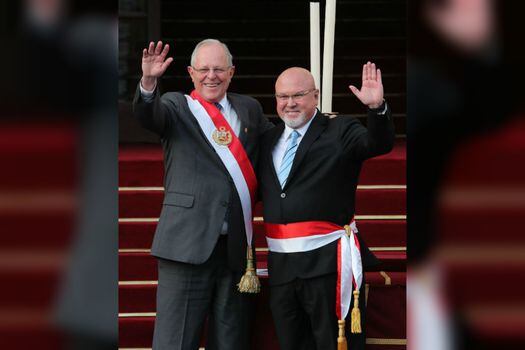 Pedro Pablo Kuczynski (izquierda) renunció a la presidencia de Perú por los escándalos relacionados a compra de votos. Carlos Bruce (derecha), su Ministro de Vivienda, también está acusado. / EFE
