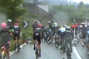 Primera caída masiva en el Giro de Italia, varios colombianos perjudicados: video