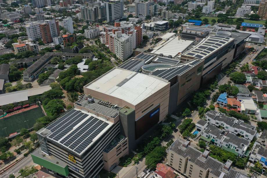 Planta solar en Viva Barranquilla, quienes le han apostado a los paneles solares como una herramienta perfecta para lograr la eficiencia energética y cuidar el medio ambiente.