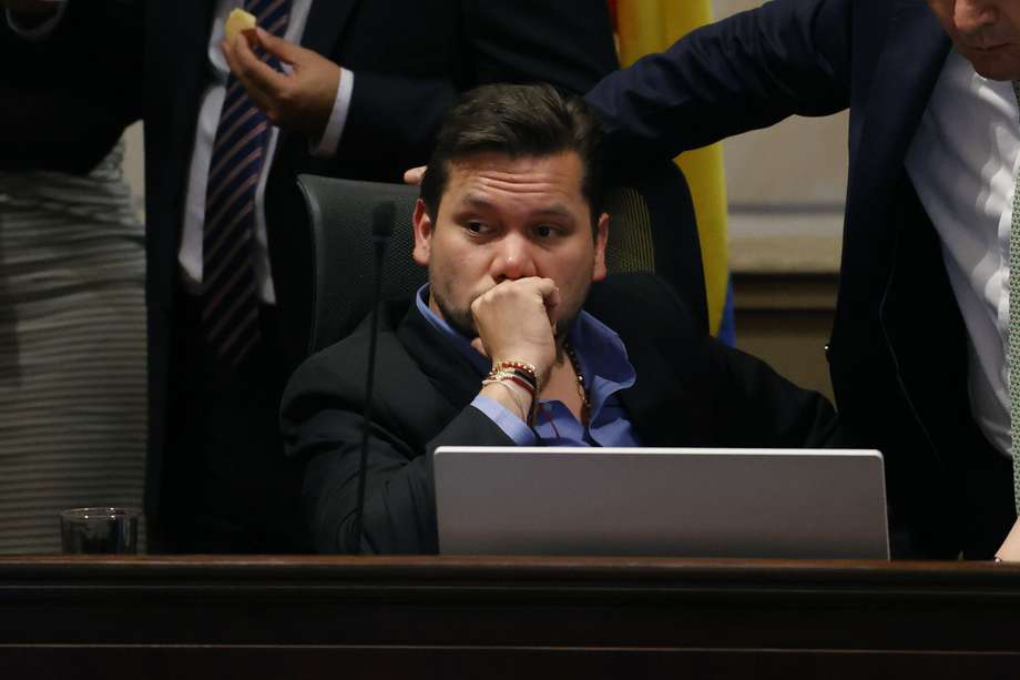 El presidente de la Cámara de Representantes, Andrés Calle, participó en el último debate del proyecto de ley para prohibir las corridas de toros. No se pronunció sobre el escándalo en la UNGRD.
