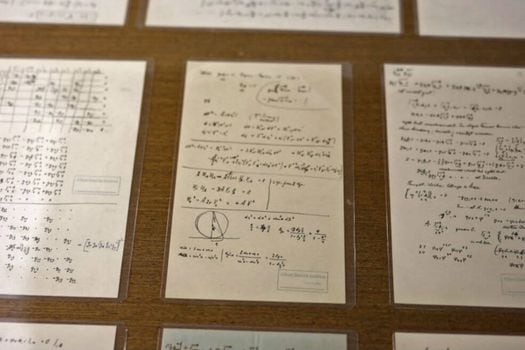 Una fotografía tomada el 6 de marzo de 2019 muestra algunas de las páginas de manuscritos de Albert Einstein, actualmente en exhibición en la Universidad Hebrea Givat Ram de Jerusalén.  / MENAHEM KAHANA / AFP