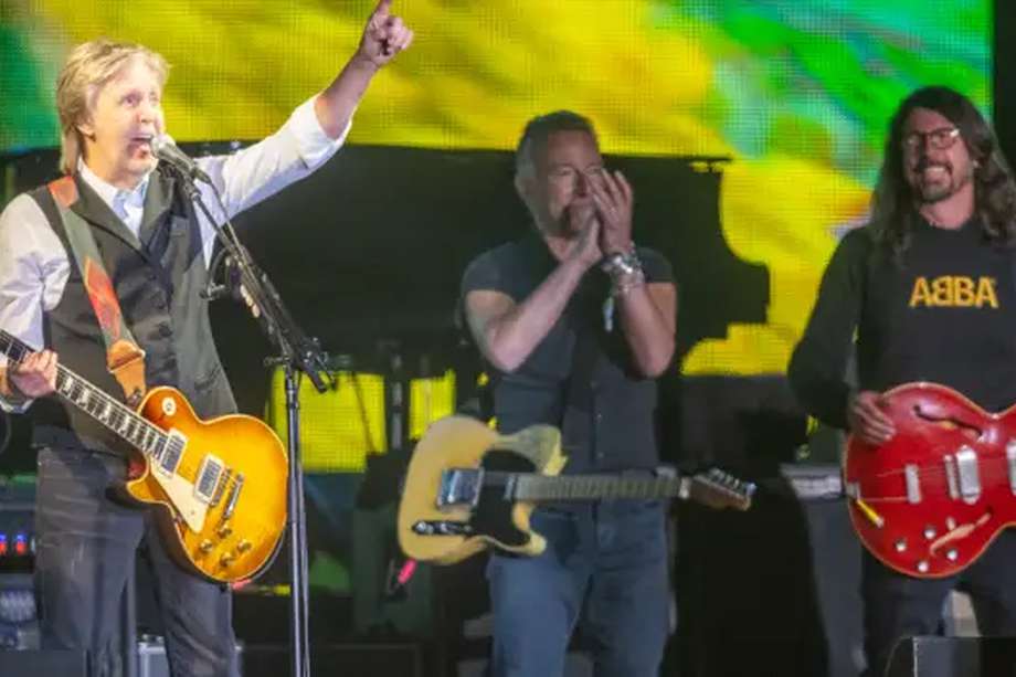 Paul McCartney junto a Bruce Springsteen y Dave Grohl en el festival de música de Glastonbury
