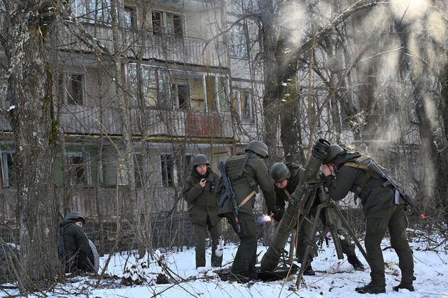 Chernóbil: militares de Ucrania se preparan ante amenaza rusa en piso radioactivo