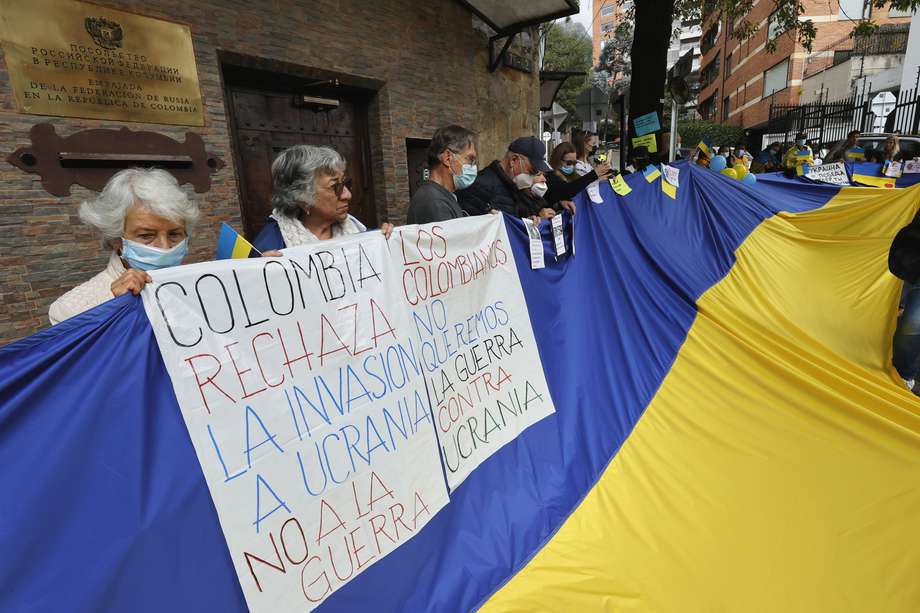Ciudadanos ucranianos, rusos y colombianos protestan contra la invasión rusa de Ucrania frente a la embajada de Rusia, en Bogotá.
