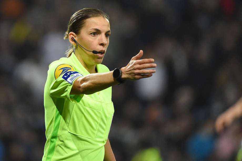 Después de ser la primera mujer en dirigir un partido de la Ligue 1 de Francia y de la Eurocopa masculina, Stéphanie Frappart hará parte de las mujeres que arbitrarán en el Mundial Catar 2022.