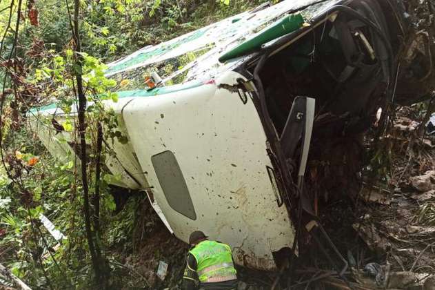 Bus intermunicipal cayó a abismo en vía entre Santa Marta y Bucaramanga