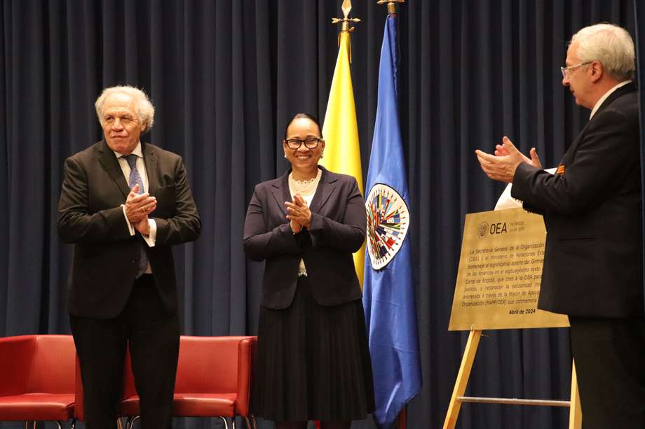 Luis Almagro, secretario general de la OEA, Elizabeth Taylor Jay, viceministra de Auntos Multilaterales, y Víctor Alberto Gómez Cusnir, rector del Gimnasio Moderno.
