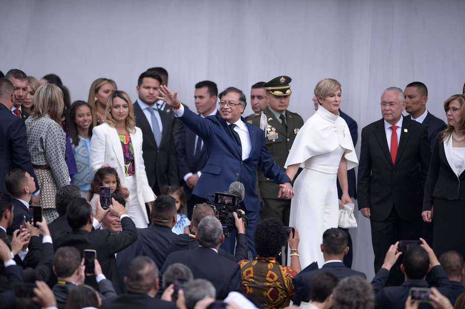 Presidente de Colombia en compañía de su esposa Verónica Alcocer y sus hijos, durante su posesión en la Plaza de Bolívar.