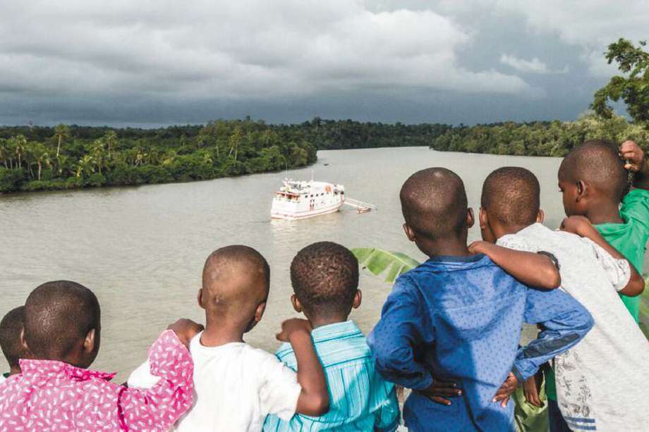 Niños en el río Guajui Guapi, en el municipio de Guapi (Cauca), observan el barco hospital San Raffaele.