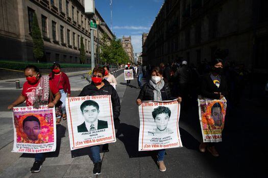 Familiares de desaparecidos en el grupo de los 43 estudiantes de Ayotzinapa durante una protesta en 2020.