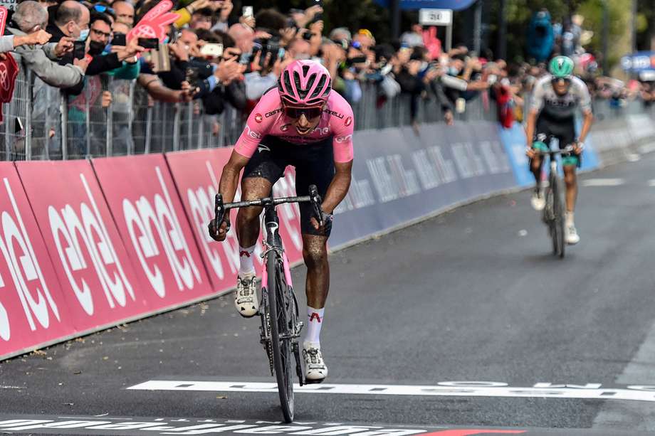 El ciclista colombiano Egan Bernal, sólido líder del Giro de Italia 2021.  / AFP