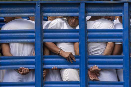 Hombres que fueron detenidos bajo el régimen de excepción fueron transportados en un camión de carga, en Soyapango, El Salvador.