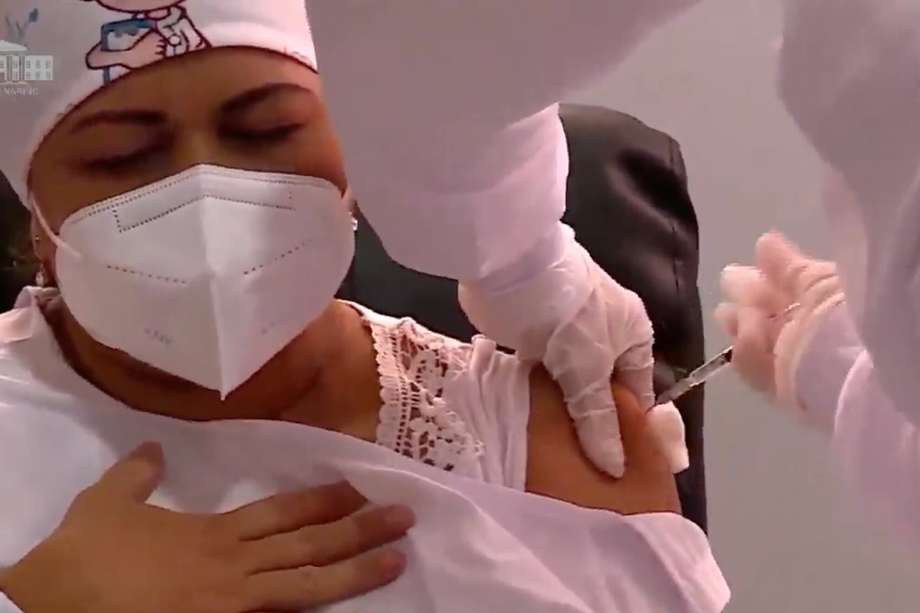 Verónica Machado es la primera vacunada en Colombia. El reto es vacunar a 35 millones de personas.