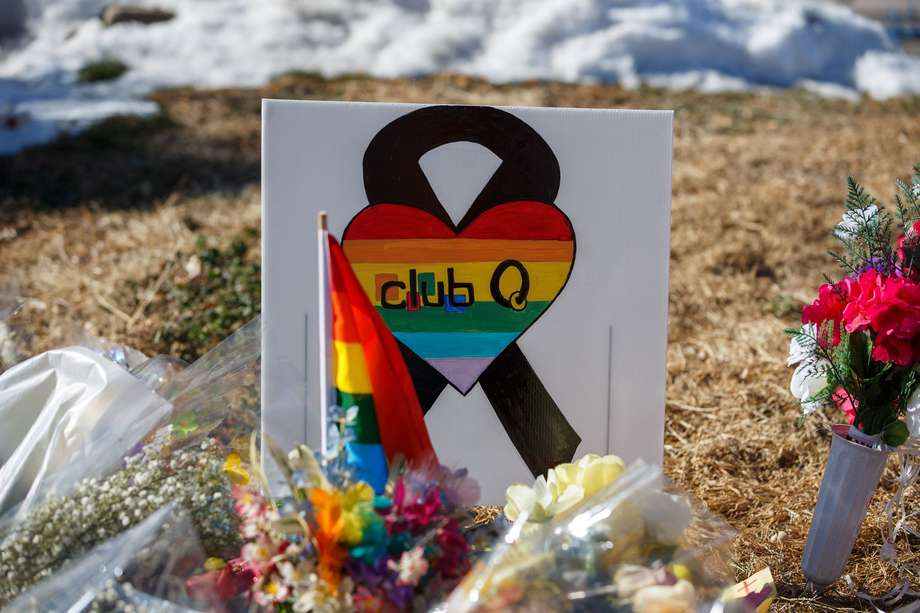 La gente deja flores y recuerdos en un monumento a las víctimas de un tiroteo en el club nocturno LGBTQ Club Q en Colorado Springs, Colorado, EE.UU.