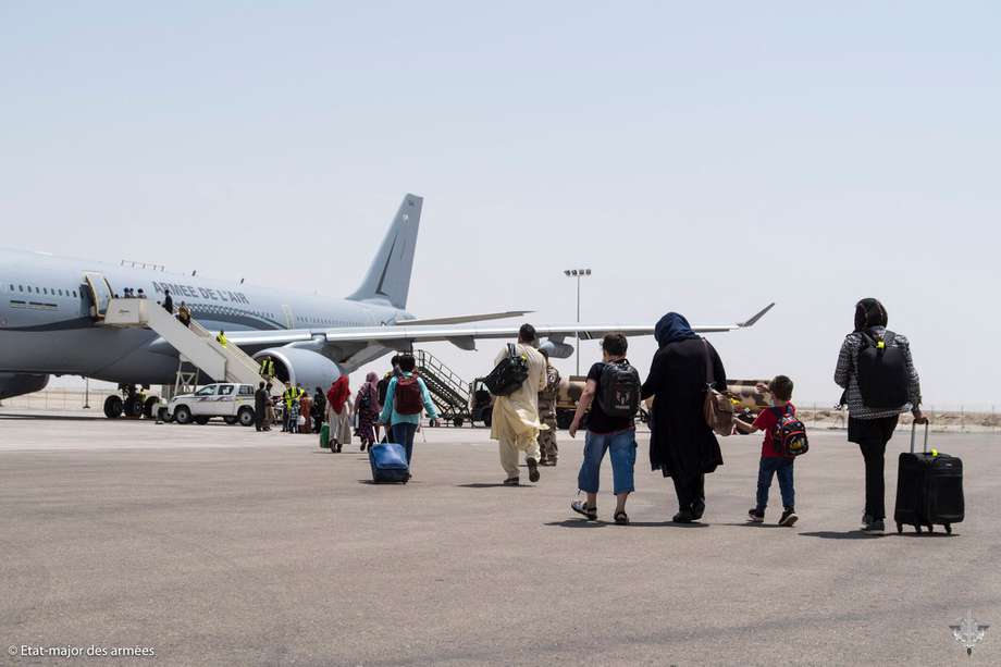 Decenas de afganos han comenzado a abandonar sus hogares hacia los países que han accedido acogerlos.