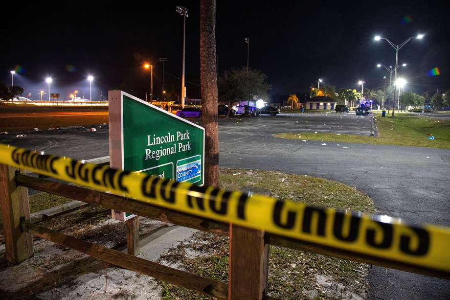 Alguaciles del condado de St. Lucie trabajan en la escena del crimen luego de un tiroteo en Ilous Ellis Park en Fort Pierce, Florida, EE. UU., 17 de enero 2023.
