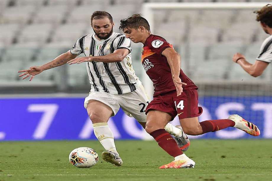 Gonzalo Higuain (Juventus) marcando a Gonzalo Villar, volante de la Roma, en el último partido de la temporada en la serie A.