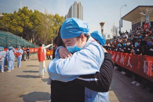 Por medio de una ceremonia fue despedido el personal médico que acudió a reforzar los hospitales de Wuhan.  / AFP