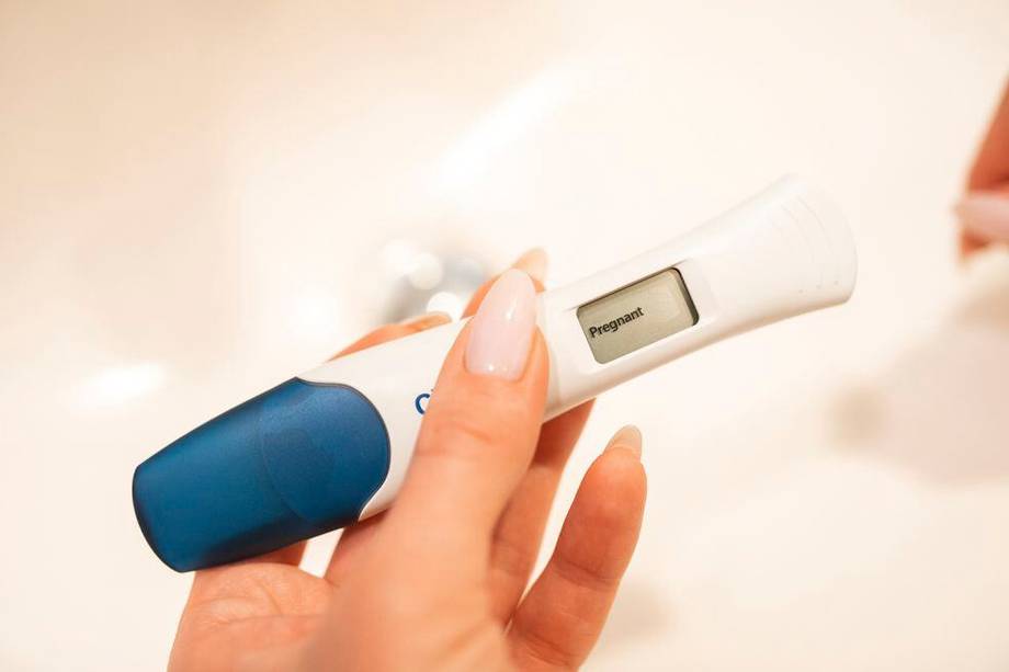 Si tienes sospechas de estar embarazada, lo mejor es hacer un test para confirmarlo. Descubre aquí los tipos de prueba de embarazo.