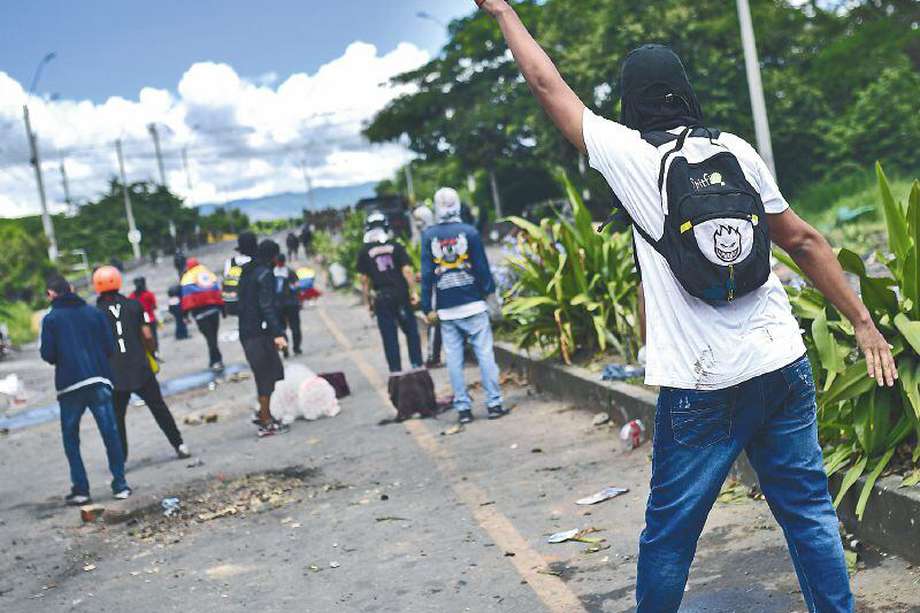 Los disturbios en Buga de este 13 de mayo dejaron nueve policías y seis manifestantes heridos.  / Jose Vargas - El Espectador