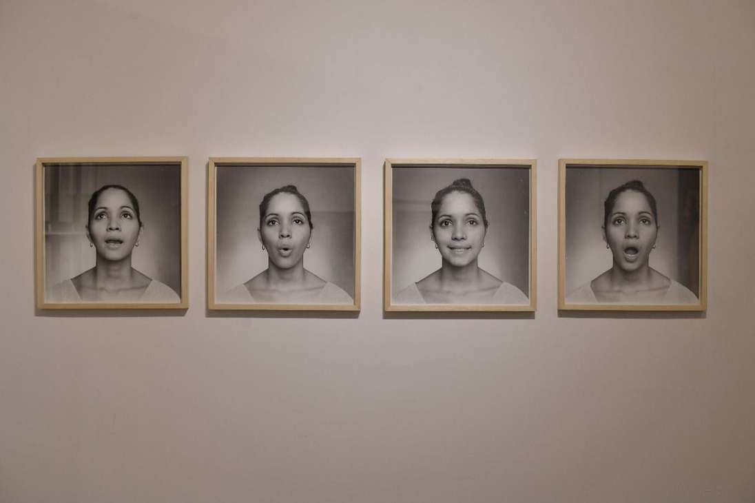Una de las obras de Rosa Navarro expuesta “En El Jardín de Epicuro”. La artista, quien aparece en los cuatro autorretratos, ha utilizado su cuerpo y nombre como una forma de expresión de su propia realidad femenina.