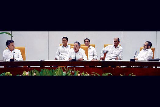 El presidente Juan Manuel Santos; el presidente cubano, Raúl Castro, y el comandante de las Farc, alias “Timochenko”, en el anuncio del acuerdo sobre justicia, el miércoles pasado en La Habana. / AFP