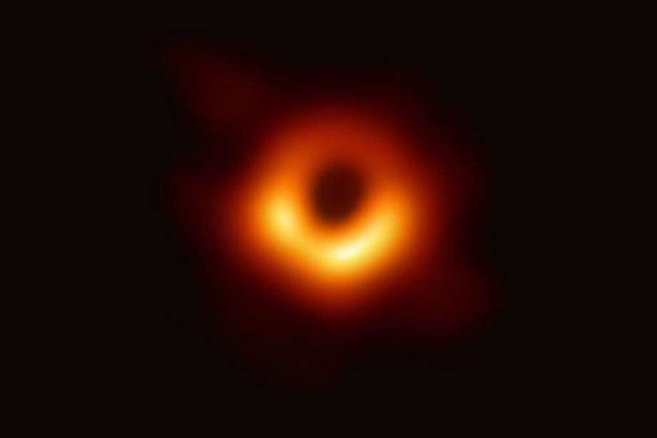 Esta es la imagen del agujero negro situado en el centro de la galaxia M87.