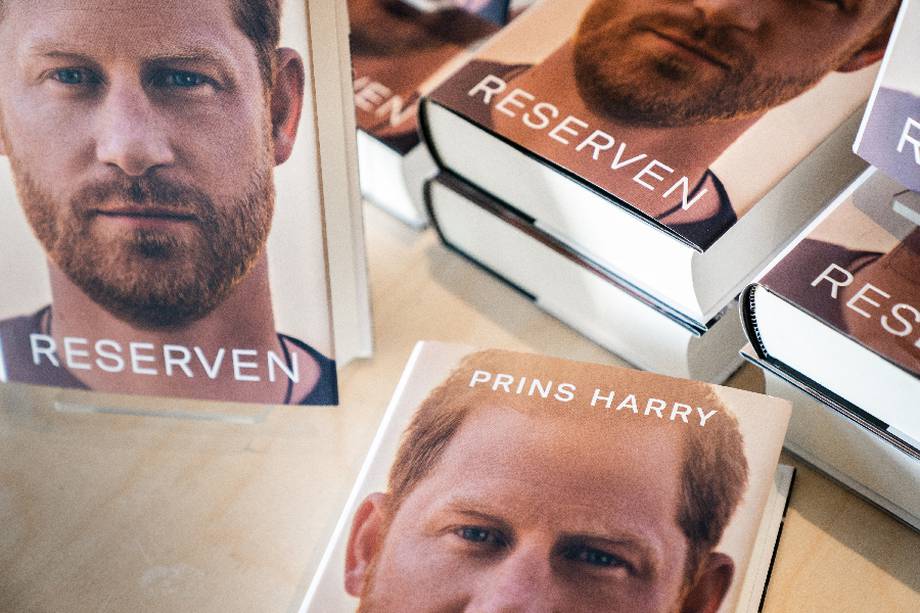 Copies of Britain's Prince Harry's autobiography "Reserven" - in English "Spare" is ready for sale at the Boghallen bookshop in Copenhagen, Denmark, on January 10, 2023. - After months of anticipation and a blanket publicity blitz, Prince Harry's autobiography "Spare" went on sale as royal insiders hit back at his scorching revelations. (Photo by Ida Marie Odgaard / Ritzau Scanpix / AFP) / Denmark OUT