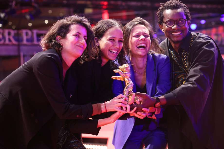 Judith Lou Levy, Mati Diop, Eve Robin y Fabacary Assymby Coly posan con el Oso de Oro a la mejor película por "Dahomey" después de la ceremonia de entrega de premios durante el 74º Festival Internacional de Cine de Berlín 'Berlinale' en Berlín, Alemania, el 24 de febrero de 2024