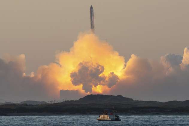 El enorme cohete Starship de SpaceX despega con éxito, pero vuelve a explotar
