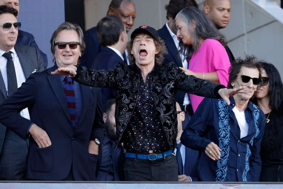 Integrantes de la banda británica The Rolling Stones -Mick Jagger (cent.) y Ronnie Wood (der.)- en el palco del estadio instantes antes de dar comienzo el partido de LaLiga que enfrenta al FC Barcelona y al Real Madrid este sábado en el Estadio Olímpico Lluís Companys de Barcelona. 
