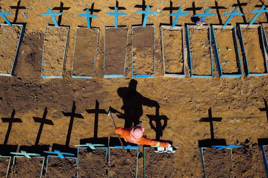 Vista aérea que muestra a un sepulturero en el cementerio de Nossa Senhora,donde las víctimas del COVID-19 son enterradas diariamente, el 2 de junio de 2020.