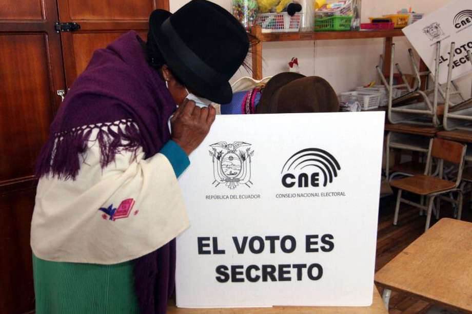 A pesar del aumento de contagios de covid, los ecuatorianos acudieron masivamente a votar las pasadas elecciones.  / AFP
