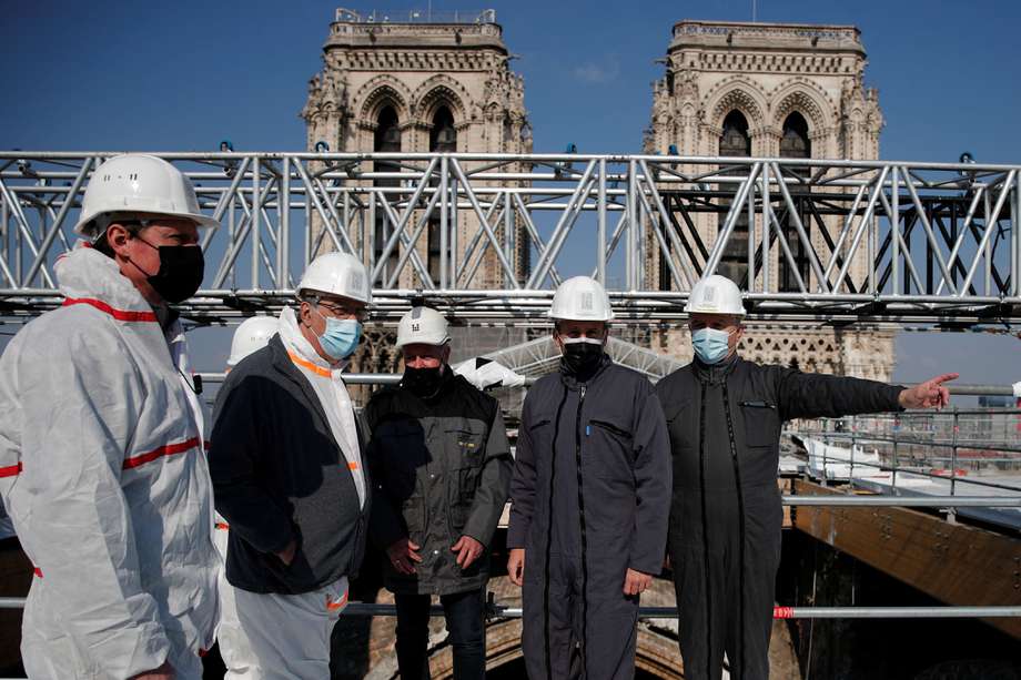 El presidente de Francia, Emmanuel Macron, visita la catedral de Notre Dame.