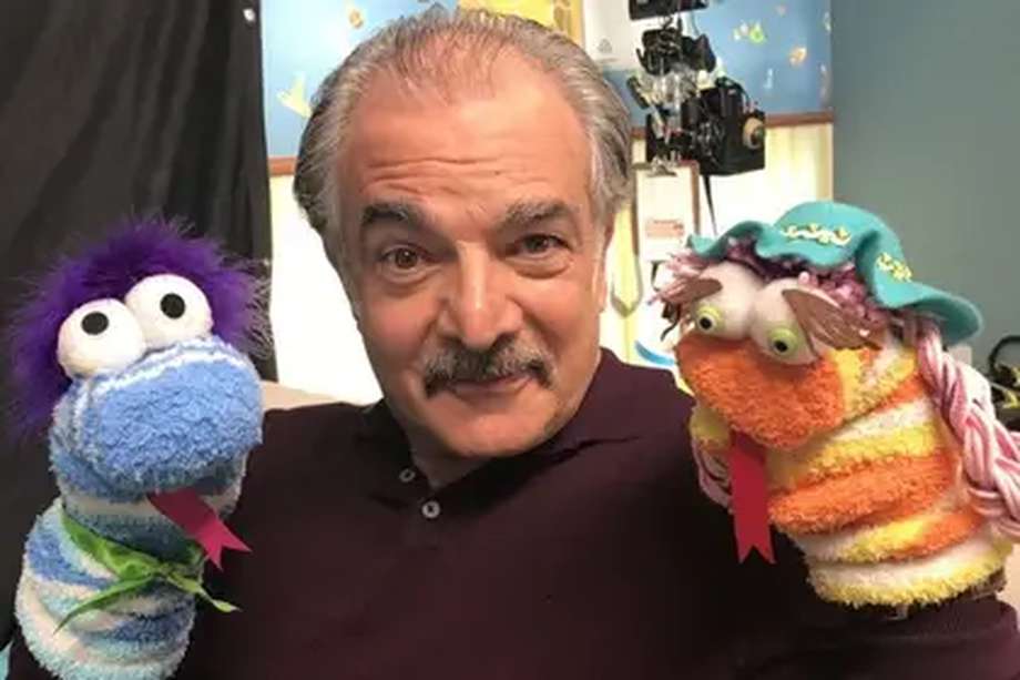 El reconocido actor mexicano David Ostrosky, interpretando a Salomón Cohen en La Casa de las Flores, un terapeuta que hacía su consulta acompañado de marionetas. 
