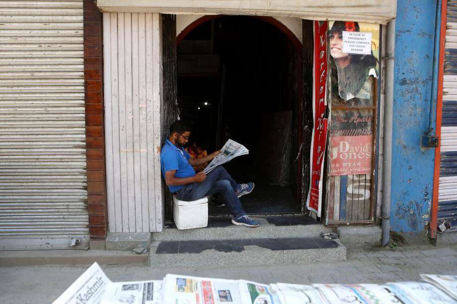 La medida impuesta por el gobierno de Cachemira fue duramente criticada por periodistas y organizaciones locales.