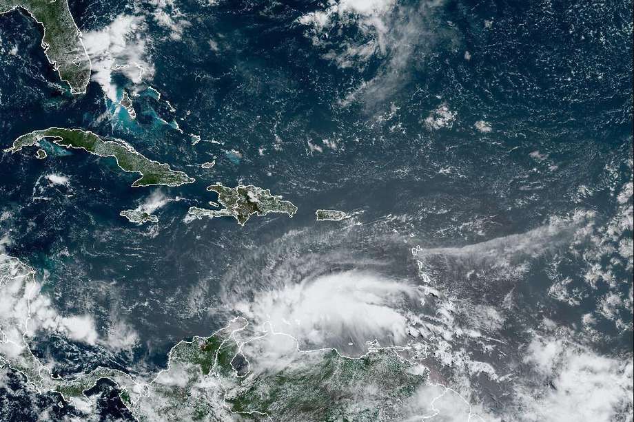 Fotografía satelital cedida este miércoles por la Administración Nacional de Océanos y Atmósfera (NOAA) de Estados Unidos a través del Centro Nacional de Huracanes (NHC) donde se aprecia la localización del ciclón "Dos" en el Atlántico. 