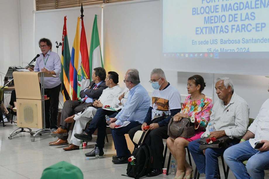 Jefes del Frente Magdalena Medio de las extintas Farc, aceptan su responsabilidad y piden perdón a las víctimas de secuestros y homicidios en Vélez, Santander.
