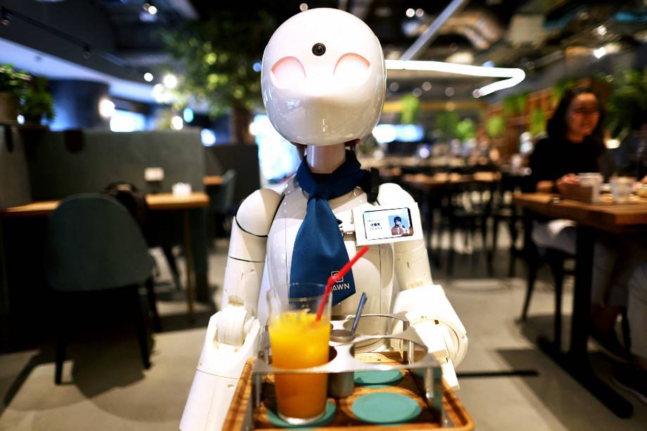 Un robot humanoide entrega bebidas a los clientes en Dawn Cafe en Tokyo.