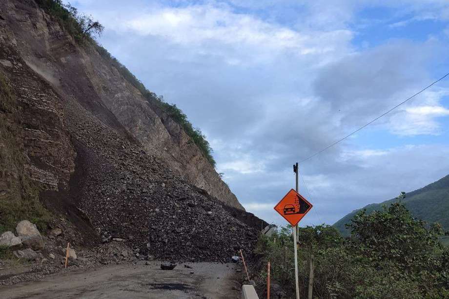 La vía Santa Fe de Antioquia - Bolombolo también se presenta un cierre total por la caída de tierra en el kilómetro 7. Imagen de referencia.