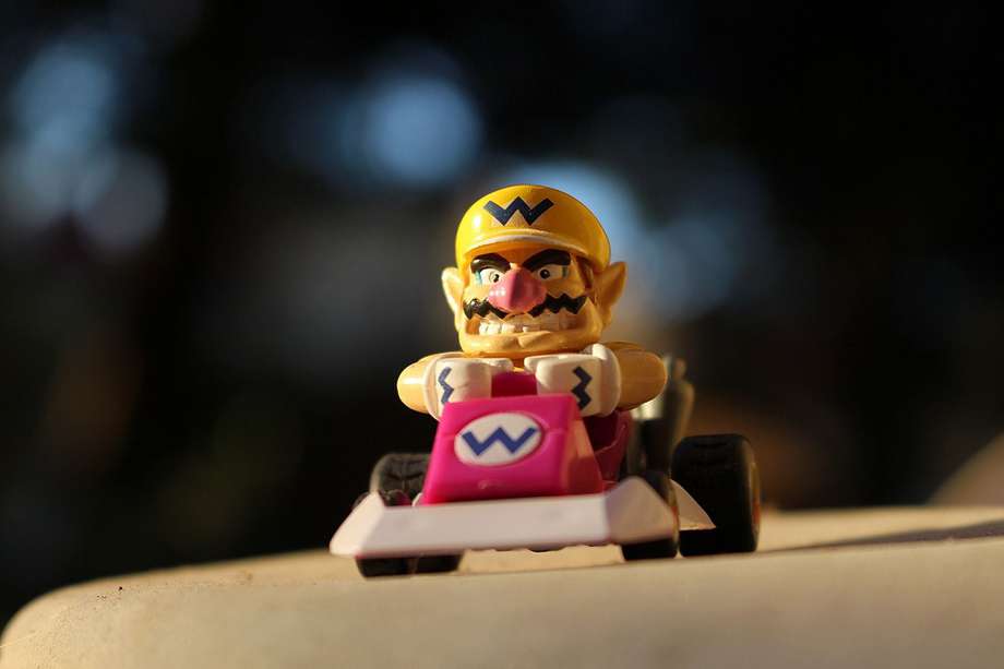 Wario, uno de los personajes del juego, montado en su kart.