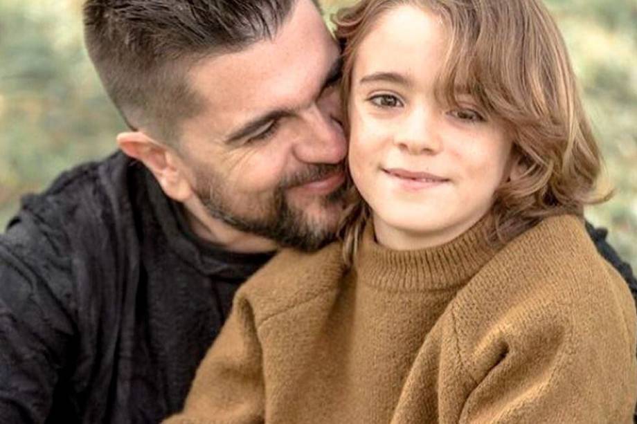 En una tierna publicación, Juanes compartió que siguió un tutorial para poder anudar la corbata de su hijo.