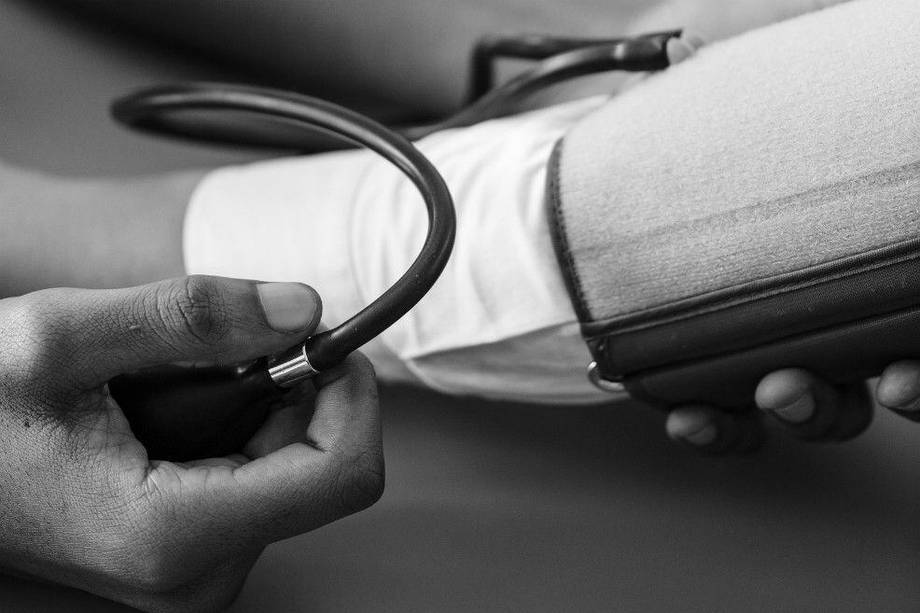 Mes de la hipertensión: aprende a tomarte la presión en casa