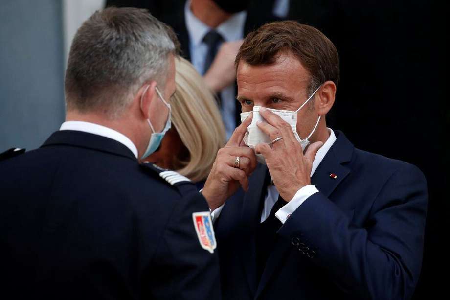El presidente de Francia, Emmanuel Macron, apoyó el uso obligatorio de las máscaras faciales, pues señaló que hay indicios la pandemia se vuelva a acelerar.