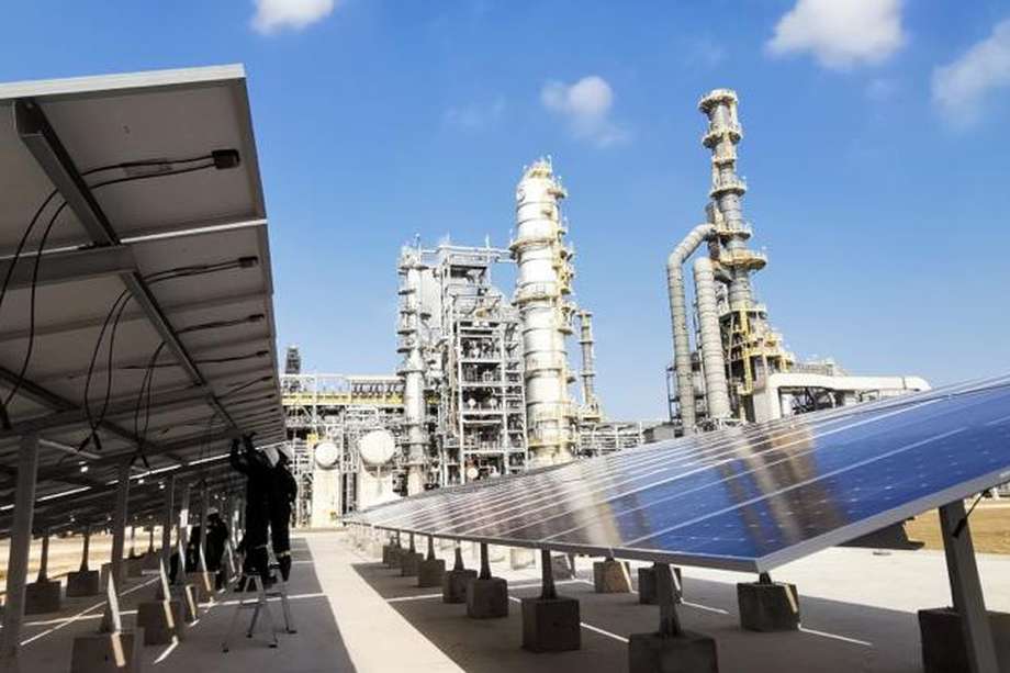 Páneles solares que dan energía al primero piloto para producir hidrógeno en Cartagena del Grupo Ecopetrol.