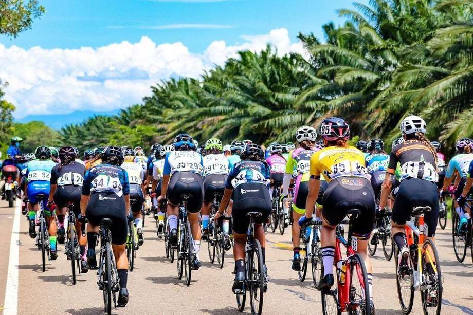 El pelotón de la Vuelta a Colombia Femenina 2021 en las carreteras del Meta (Crédito: @andersonbonilla01).