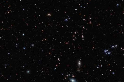 El equipo encontró evidencia de que las galaxias que existieron 900 millones de años después del Big Bang ionizaron el gas a su alrededor, haciendo que se volviera transparente.